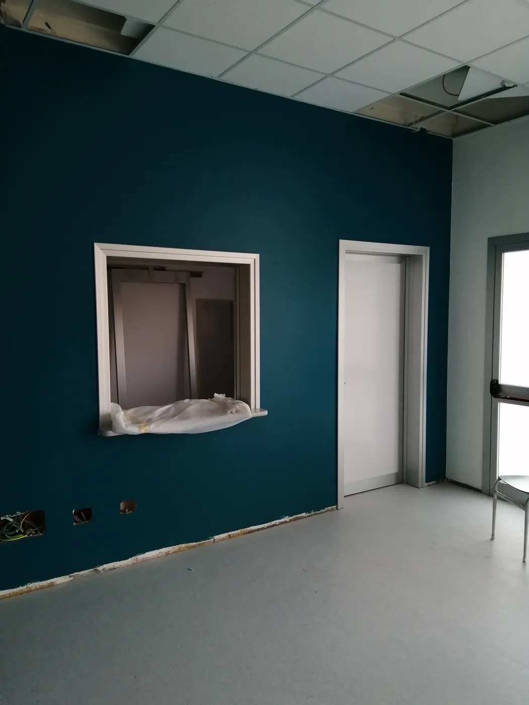 Il vano del passacarte durante i lavori, accanto a una porta