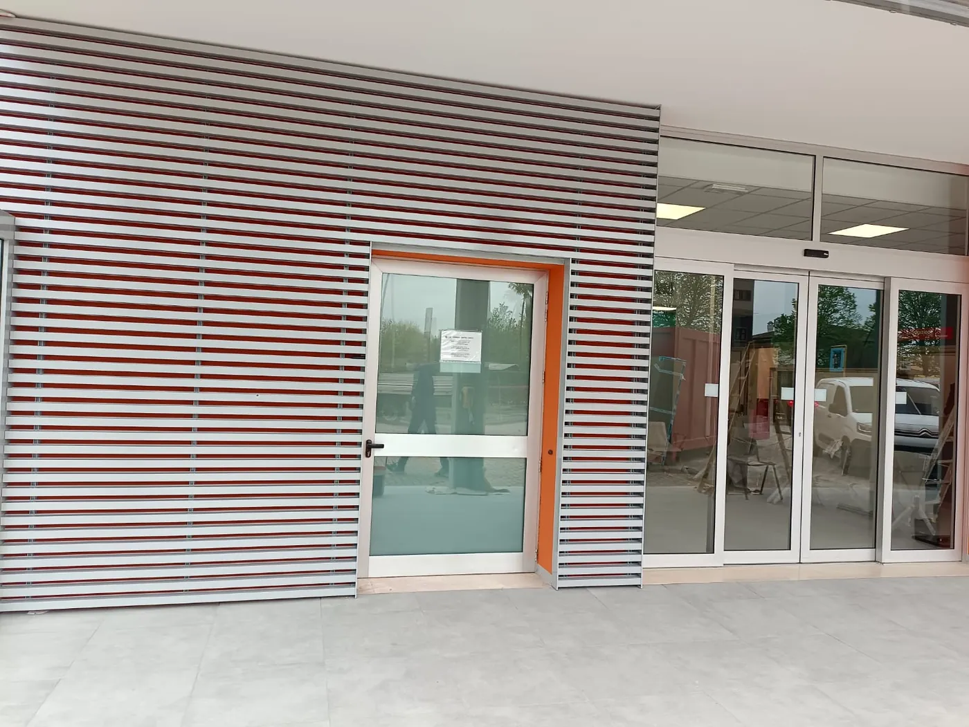 Il frangisole attorno all'ingresso
