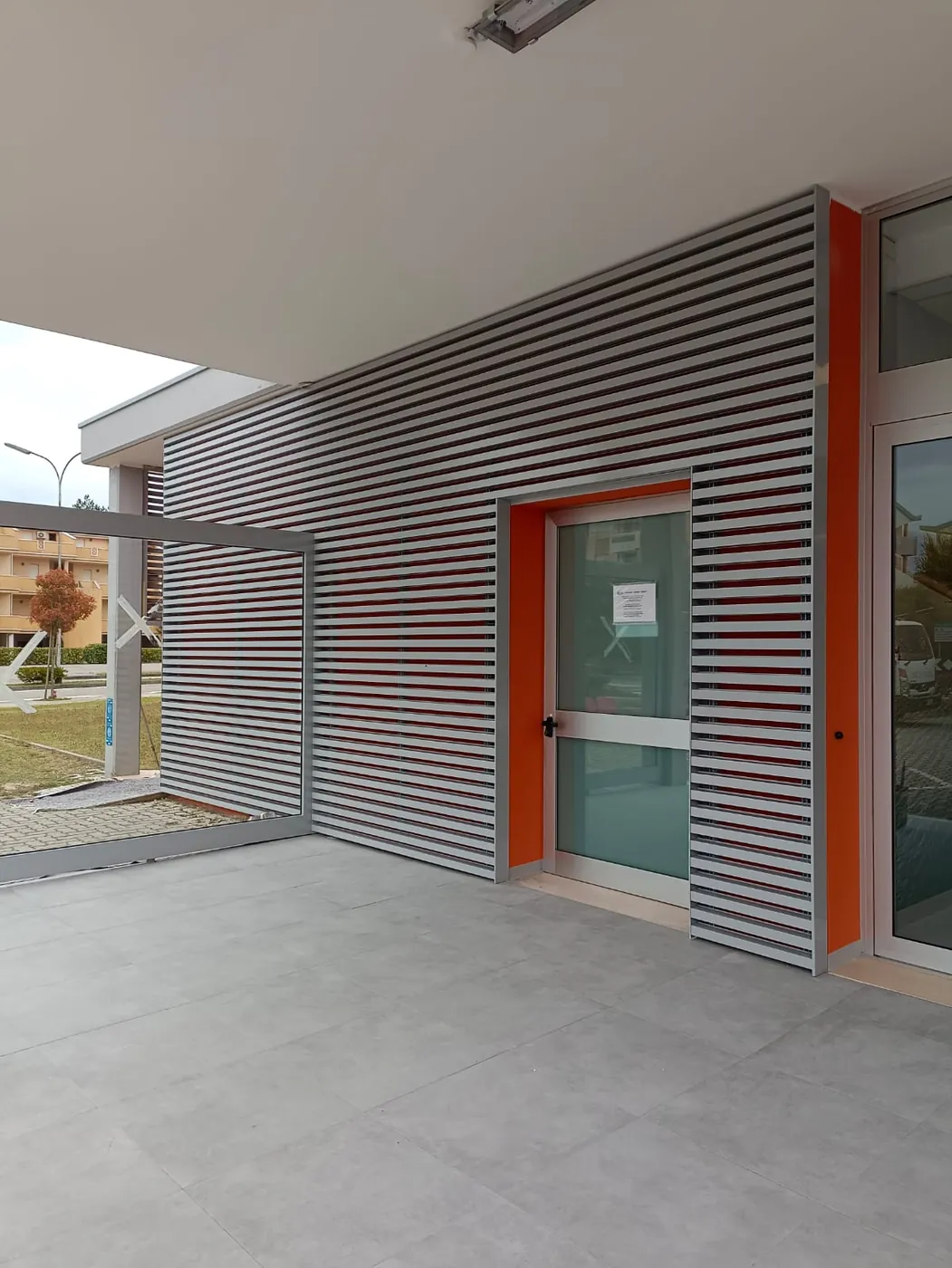 Il frangisole sulla parete dell'ingresso
