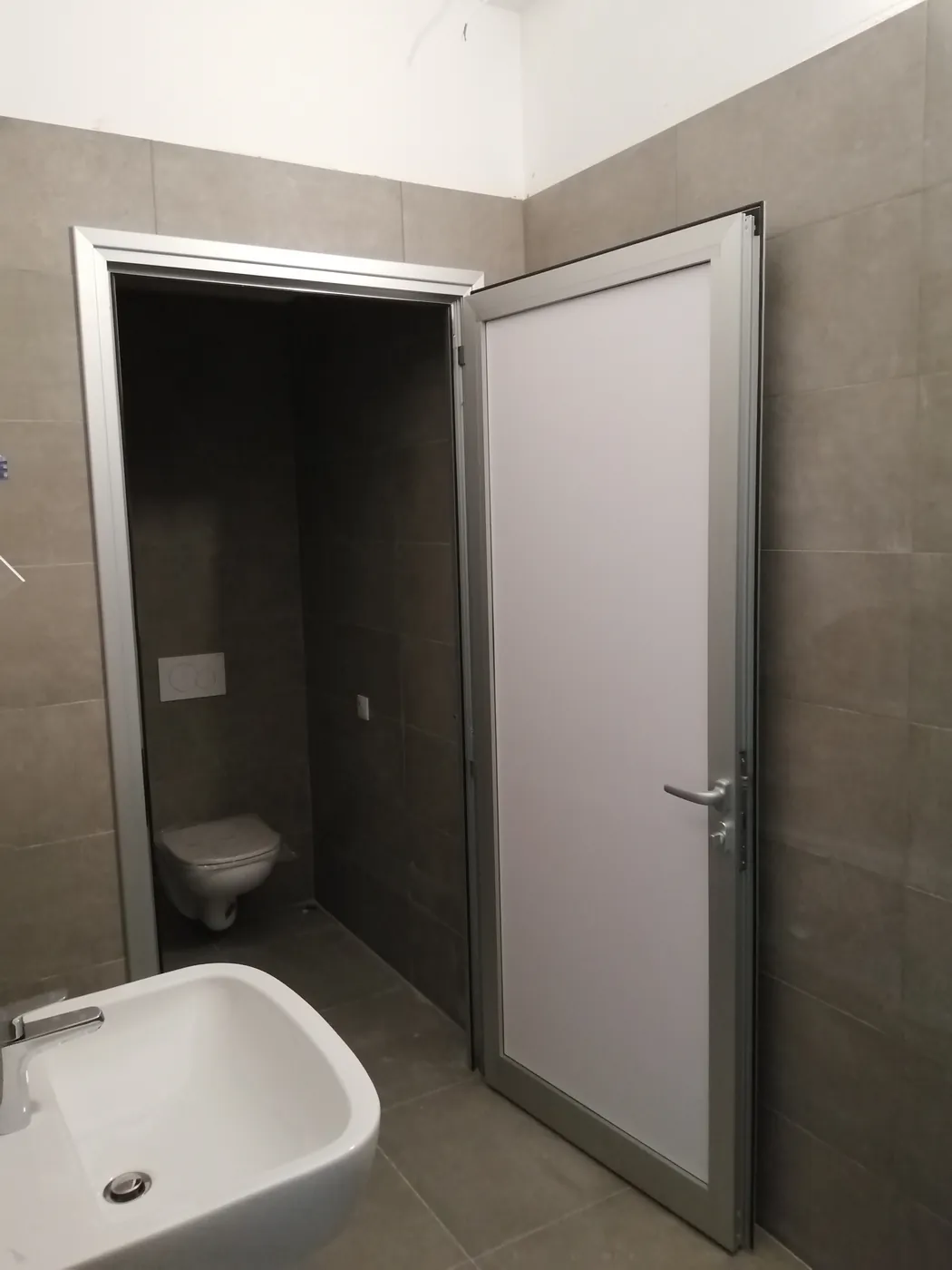 La porta in alluminio di un bagno