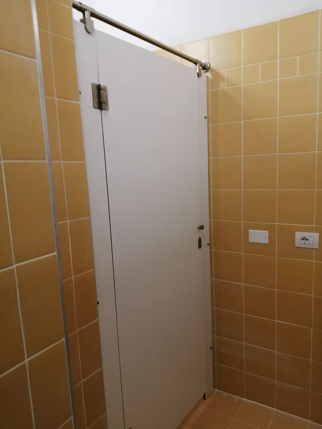 La porta di un box nei bagni