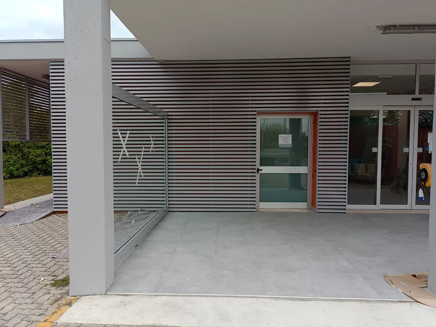 L'ingresso, con il frangisole sui due lati
