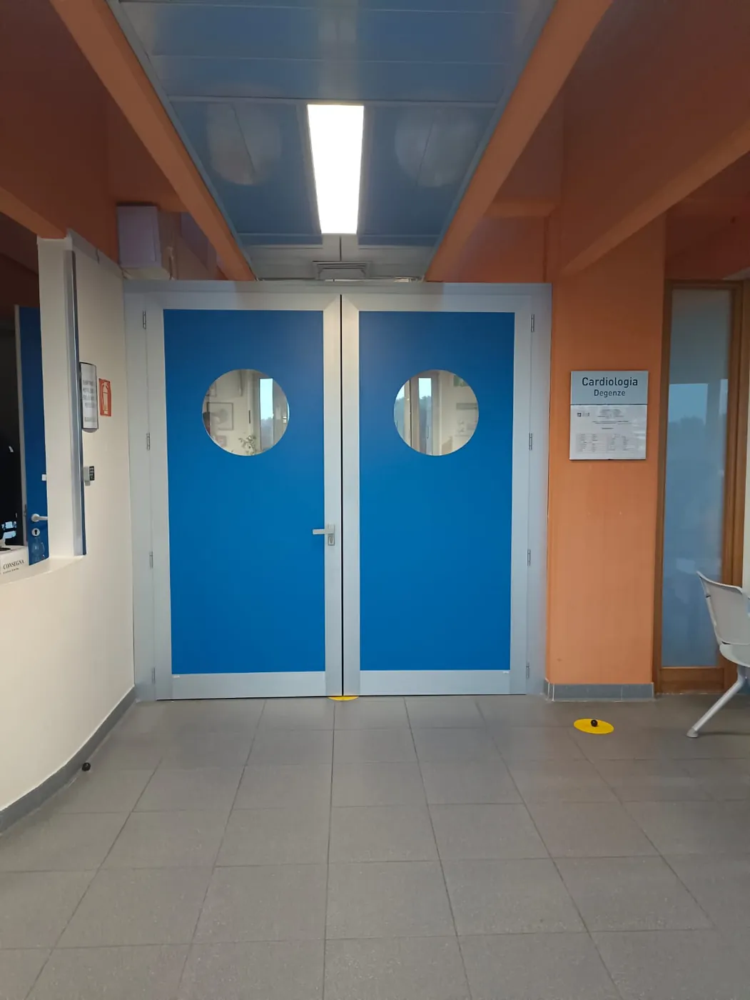 La porta chiusa, vista dal corridoio