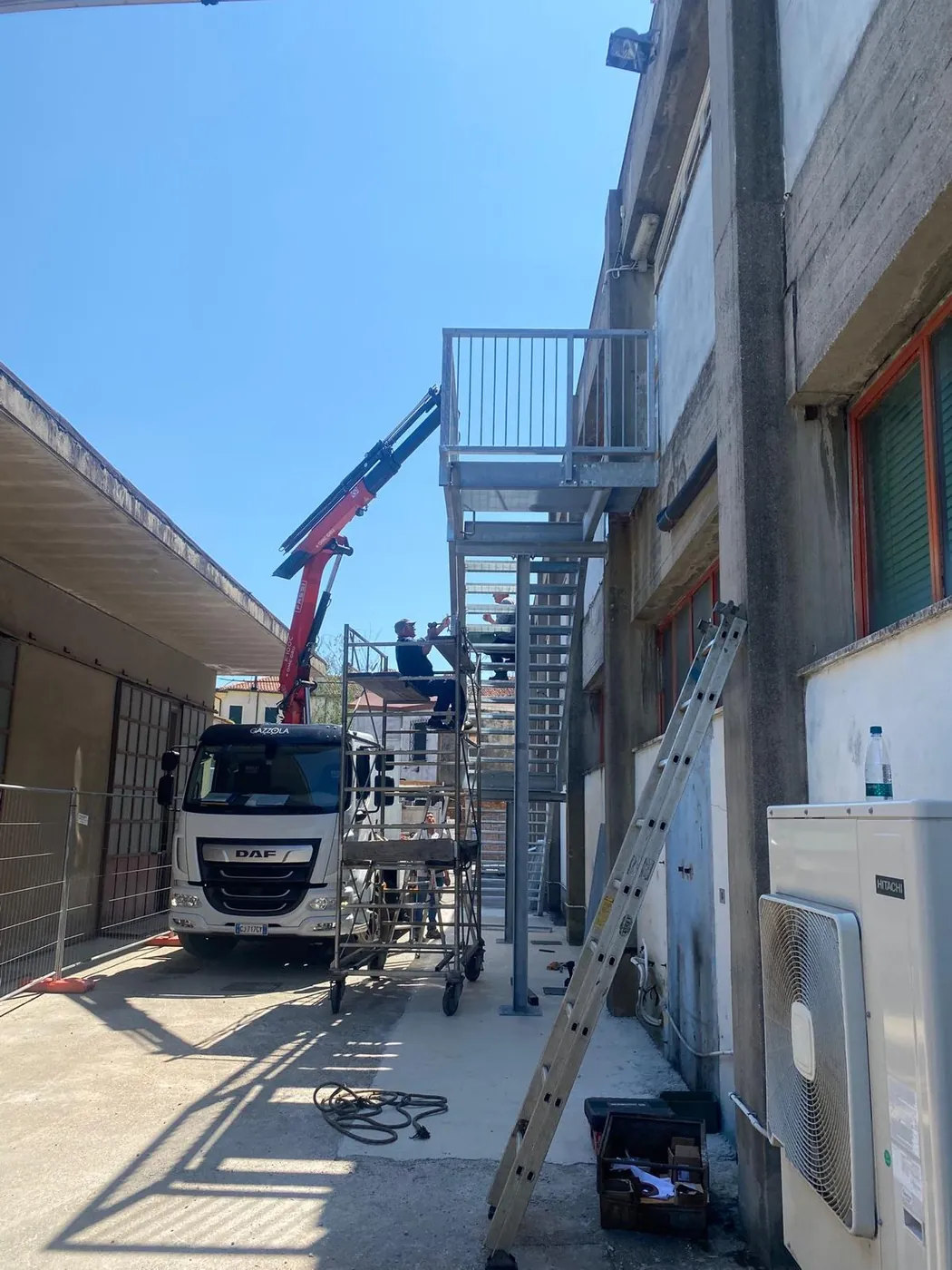 Il cantiere della scala, visto dal passaggio