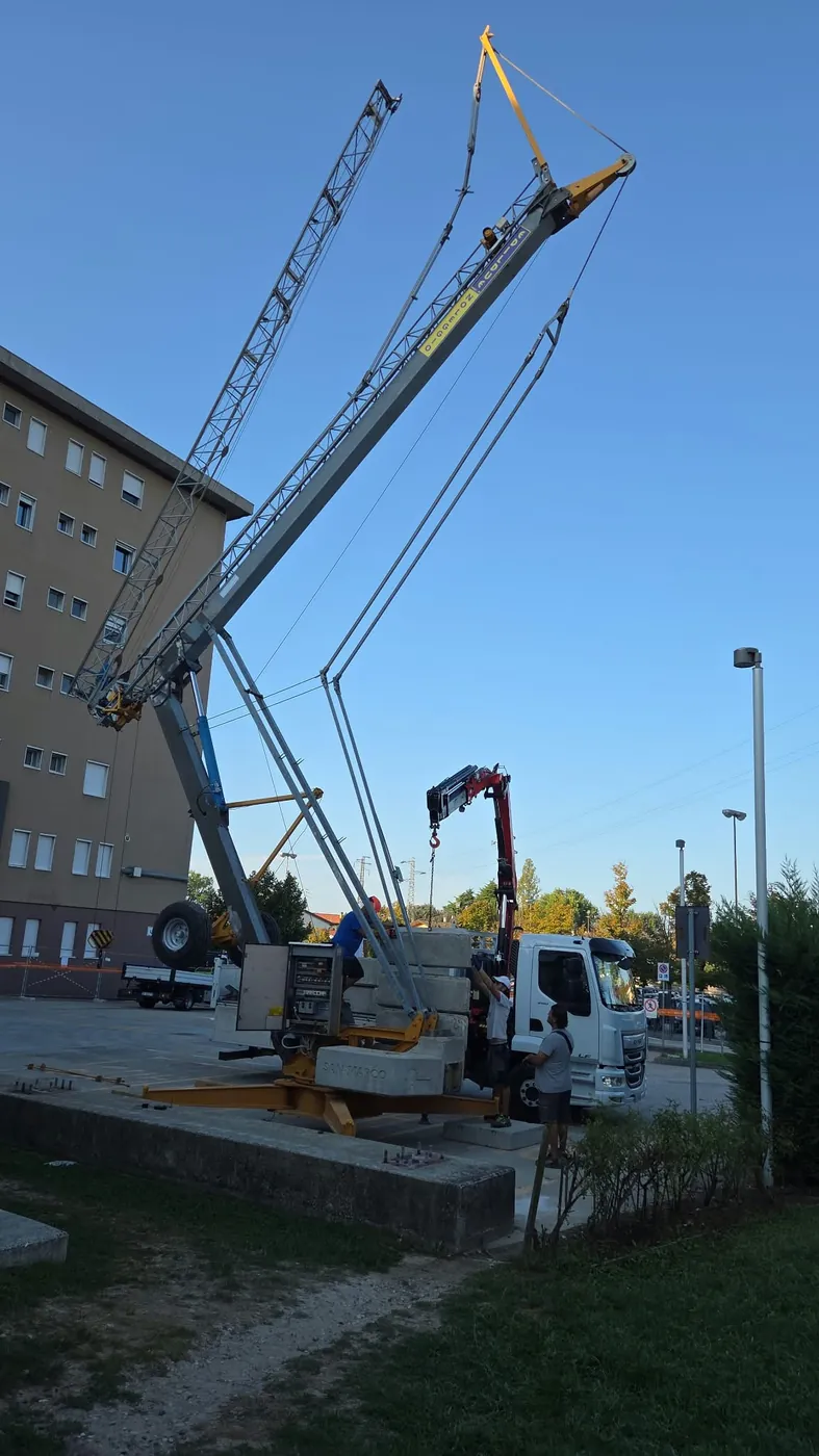 La gru mentre viene smontata
