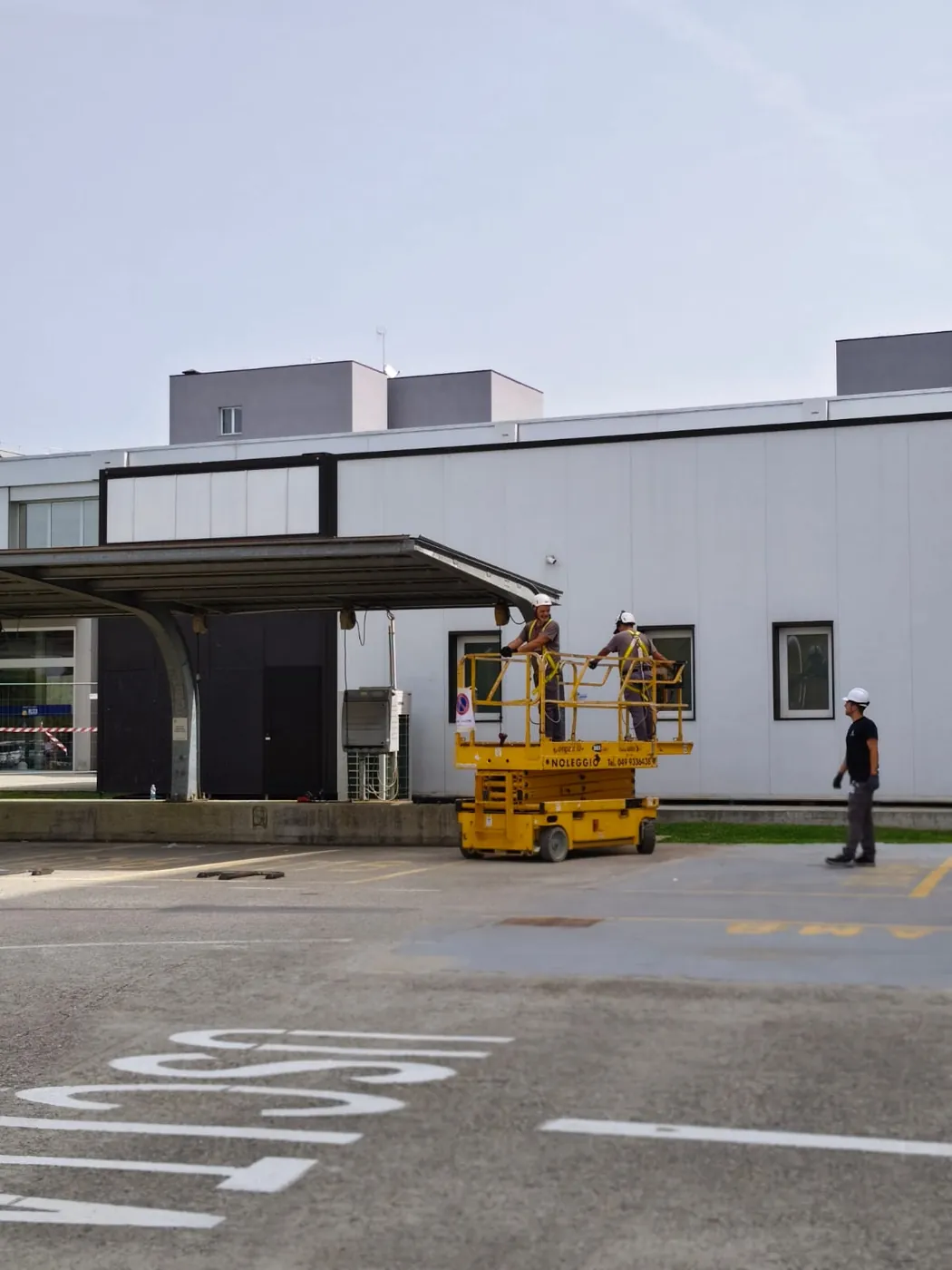 Il Modulo Triage dell'ospedale di Dolo: due operai sulla piattaforma al lavoro sulla parete