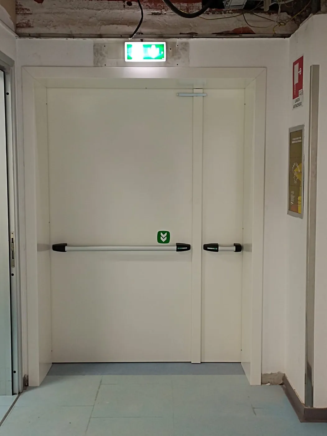 La porta chiusa, con i maniglioni antipanico