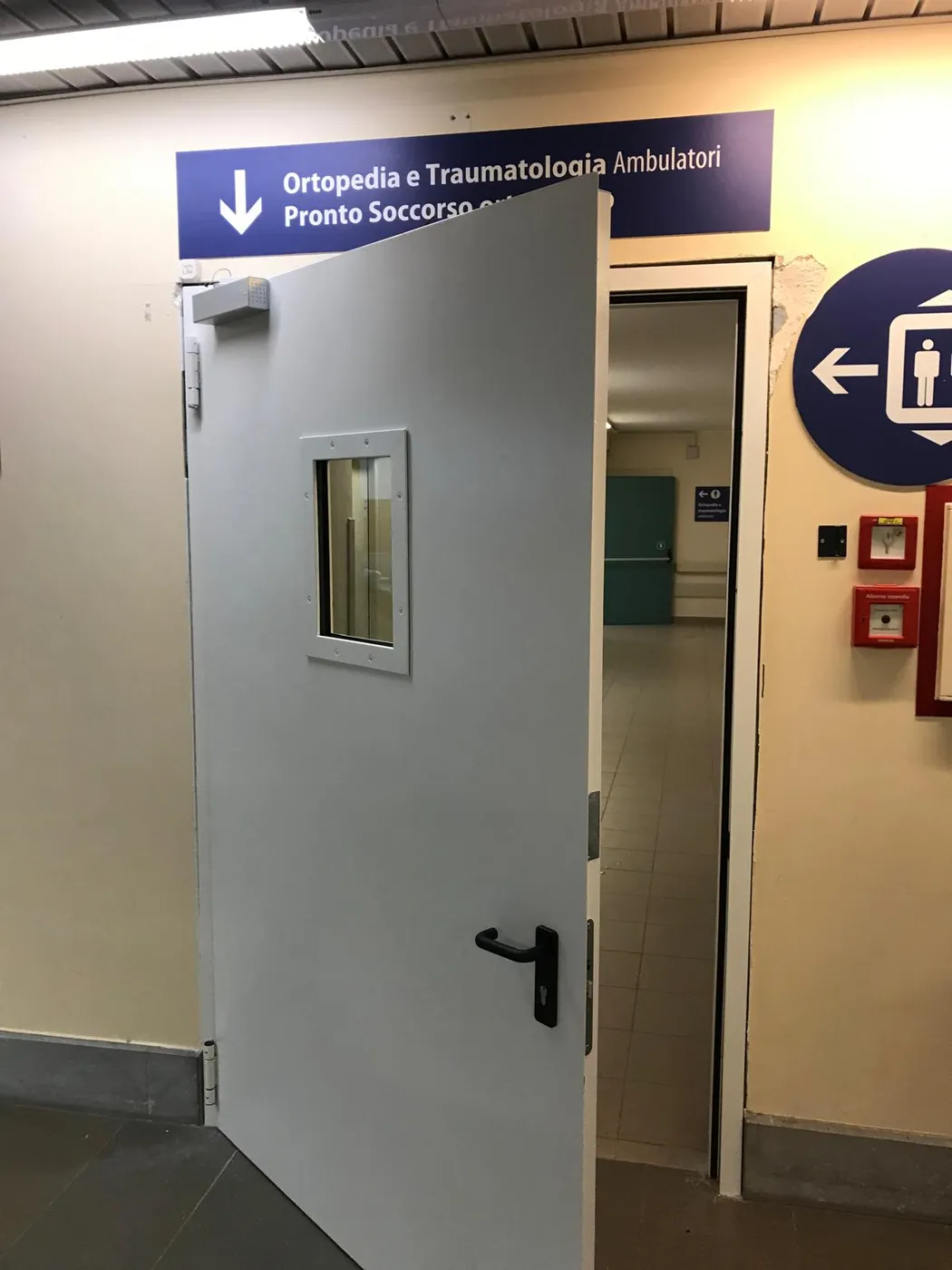 Porta a un'anta con finestrella, accanto agli ambulatori
