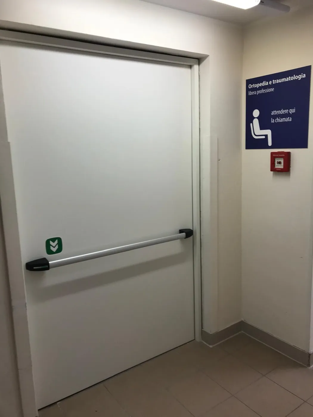 Porta a un'anta con maniglione antipanico