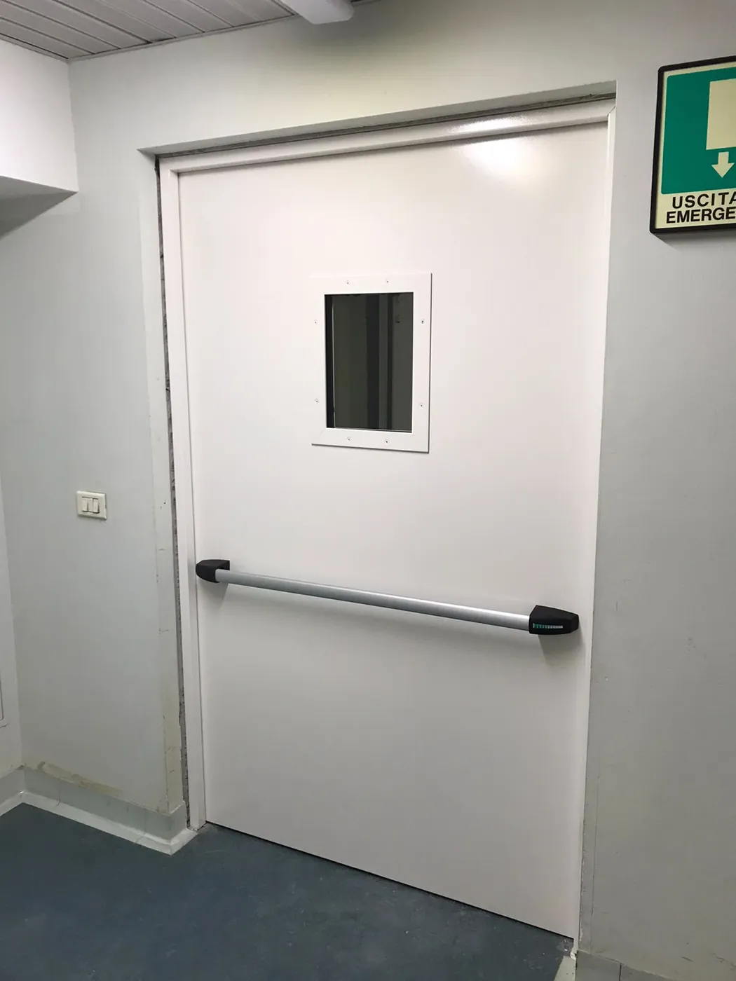 Porta con finestrella su un'uscita di emergenza