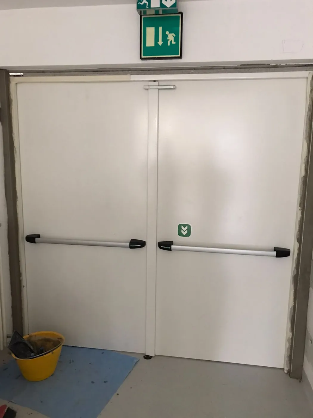 Porta a due ante con maniglioni antipanico, a finiture in corso