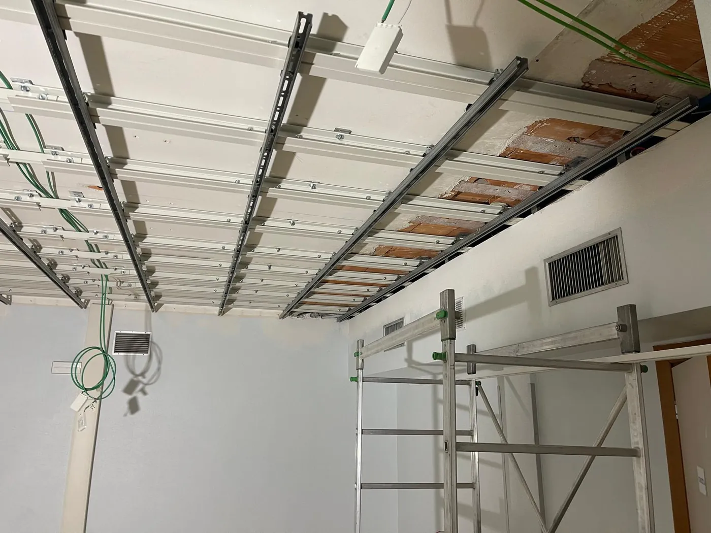 La struttura a soffitto prima della chiusura