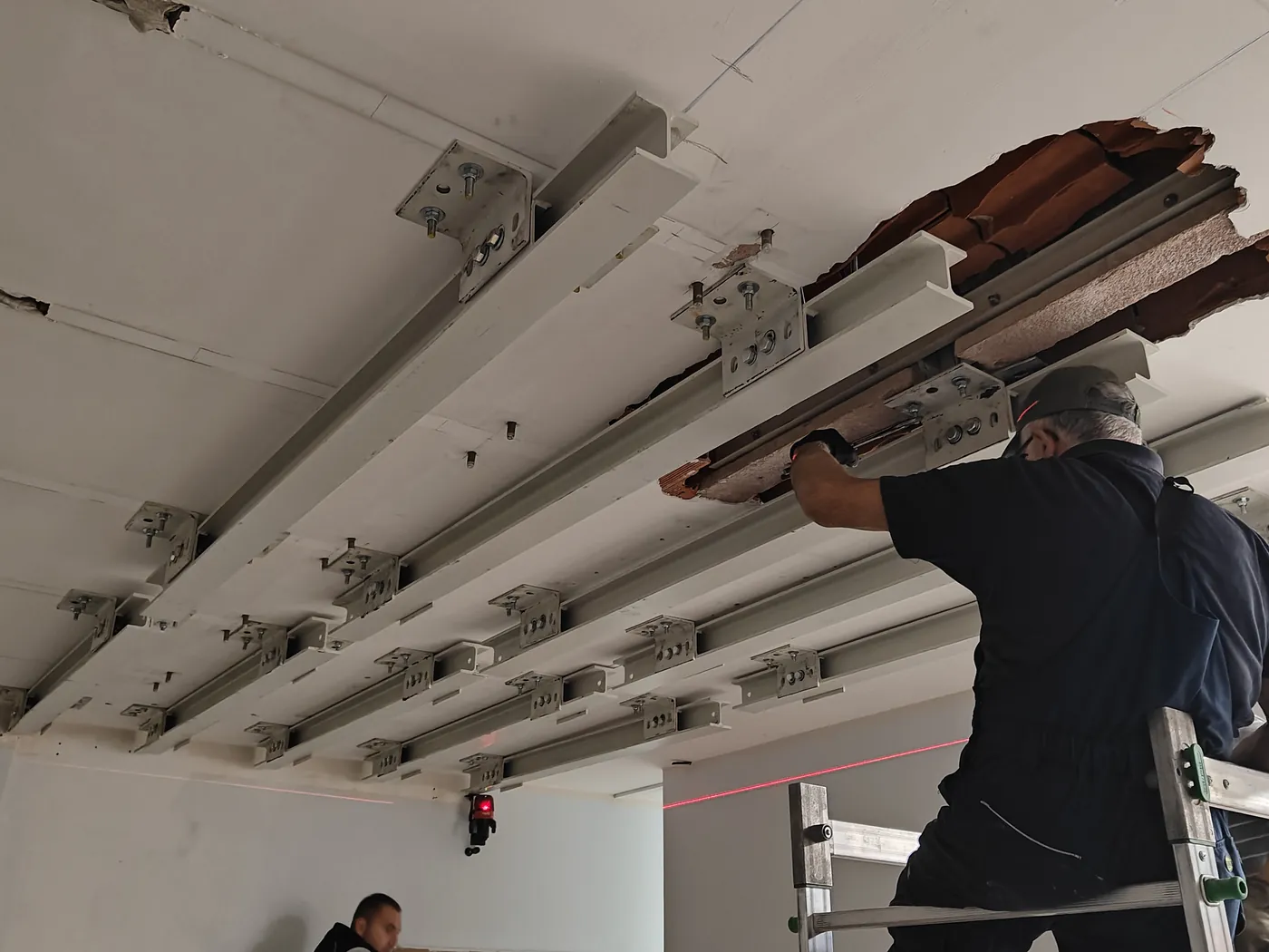 Il montaggio: le travi fissate al soffitto una a una
