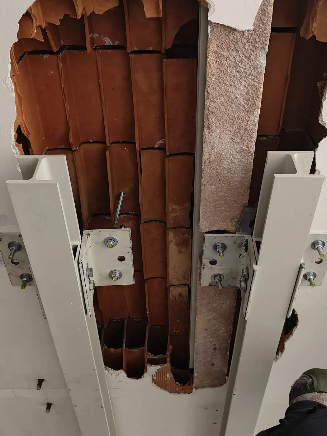 Le travi ancorate al solaio, dove il soffitto è stato aperto
