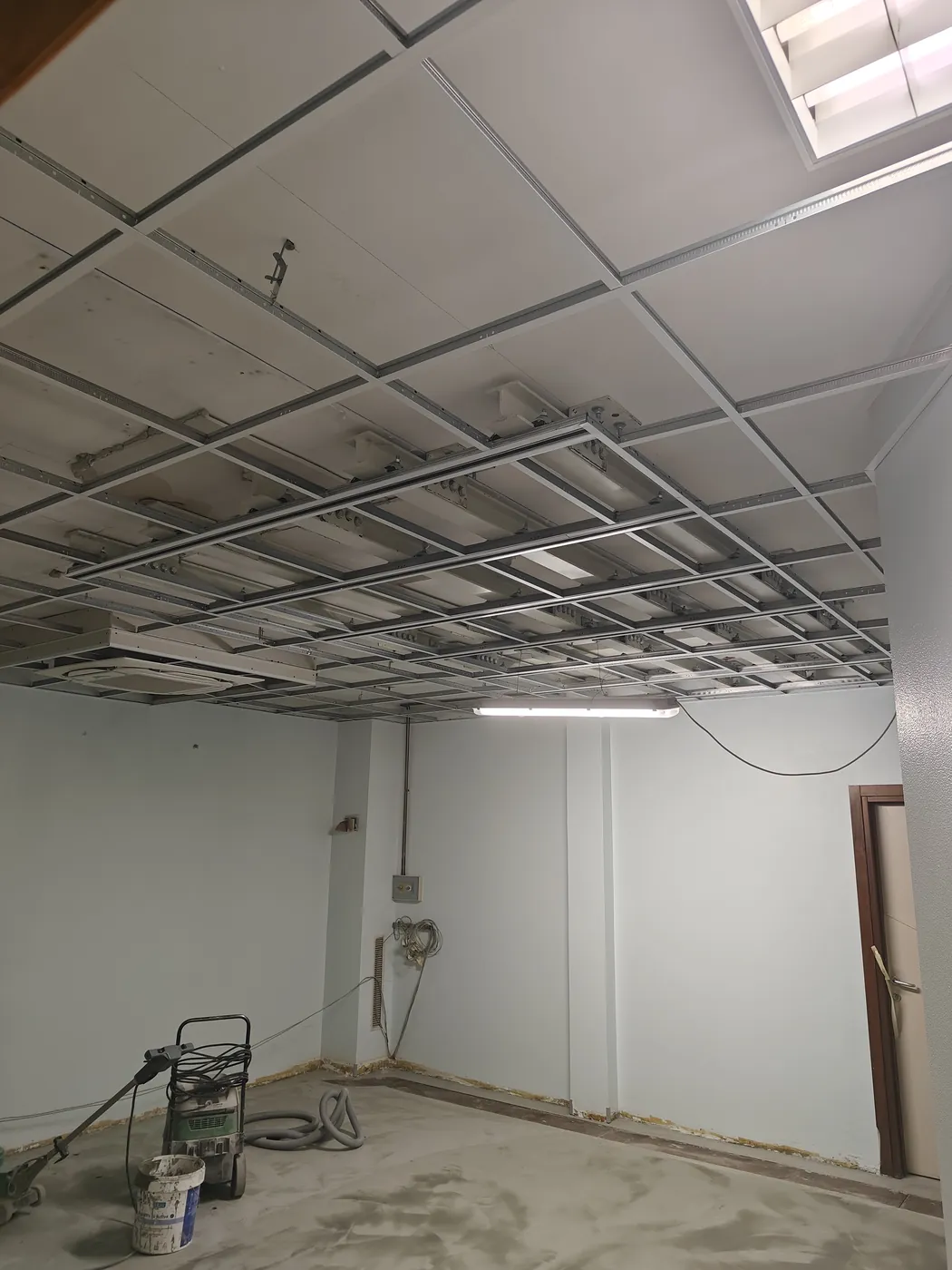 La sala con la struttura montata, prima delle finiture