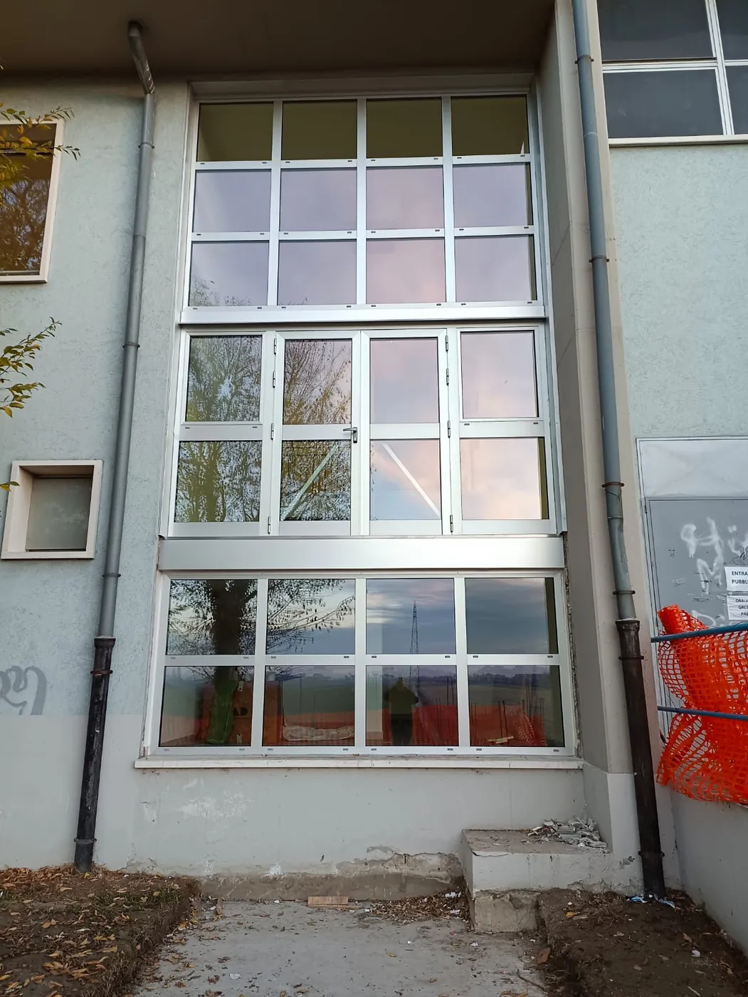 La facciata prima della scala