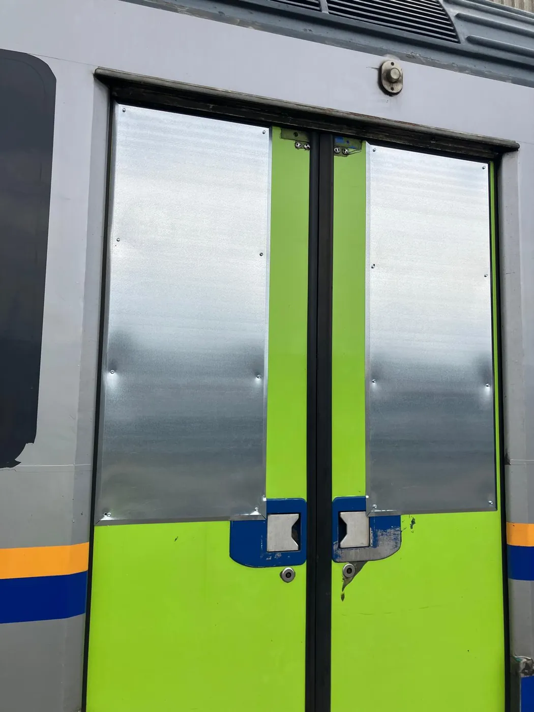Lamiere montate sulle porte di una carrozza