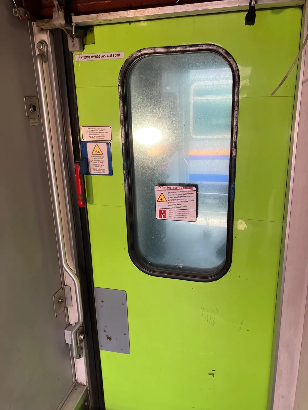 Porta di una carrozza con l'oblò